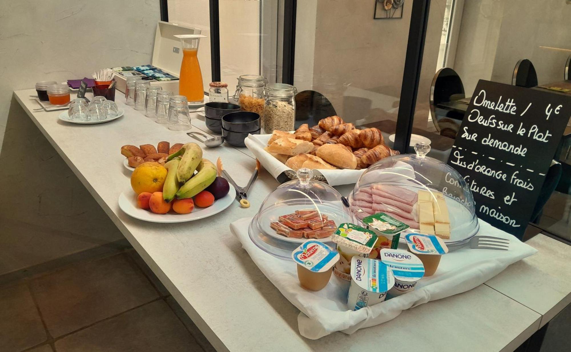 Hotel Restaurant Le Saint Augustin Bagian luar foto